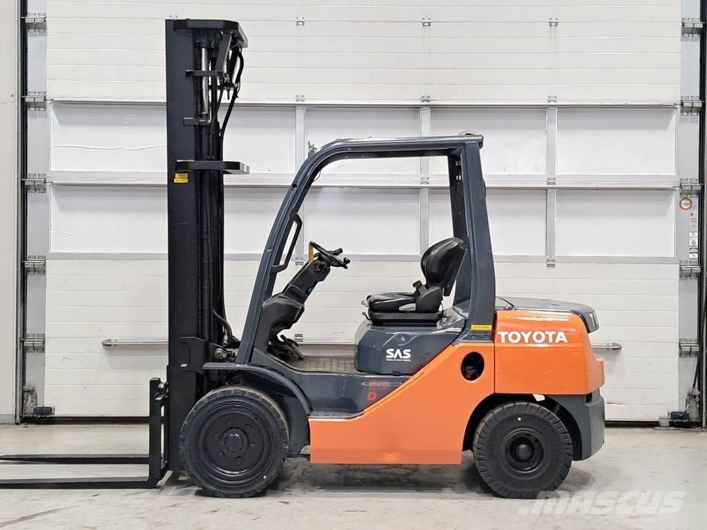 Toyota 02-8FDF30 Дизелови камиони