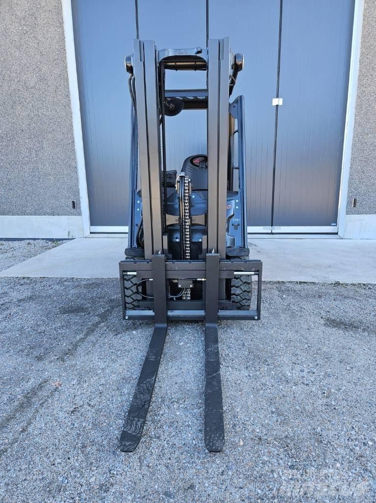 Linde E30-01 Електрически вилични кари-повдигачи
