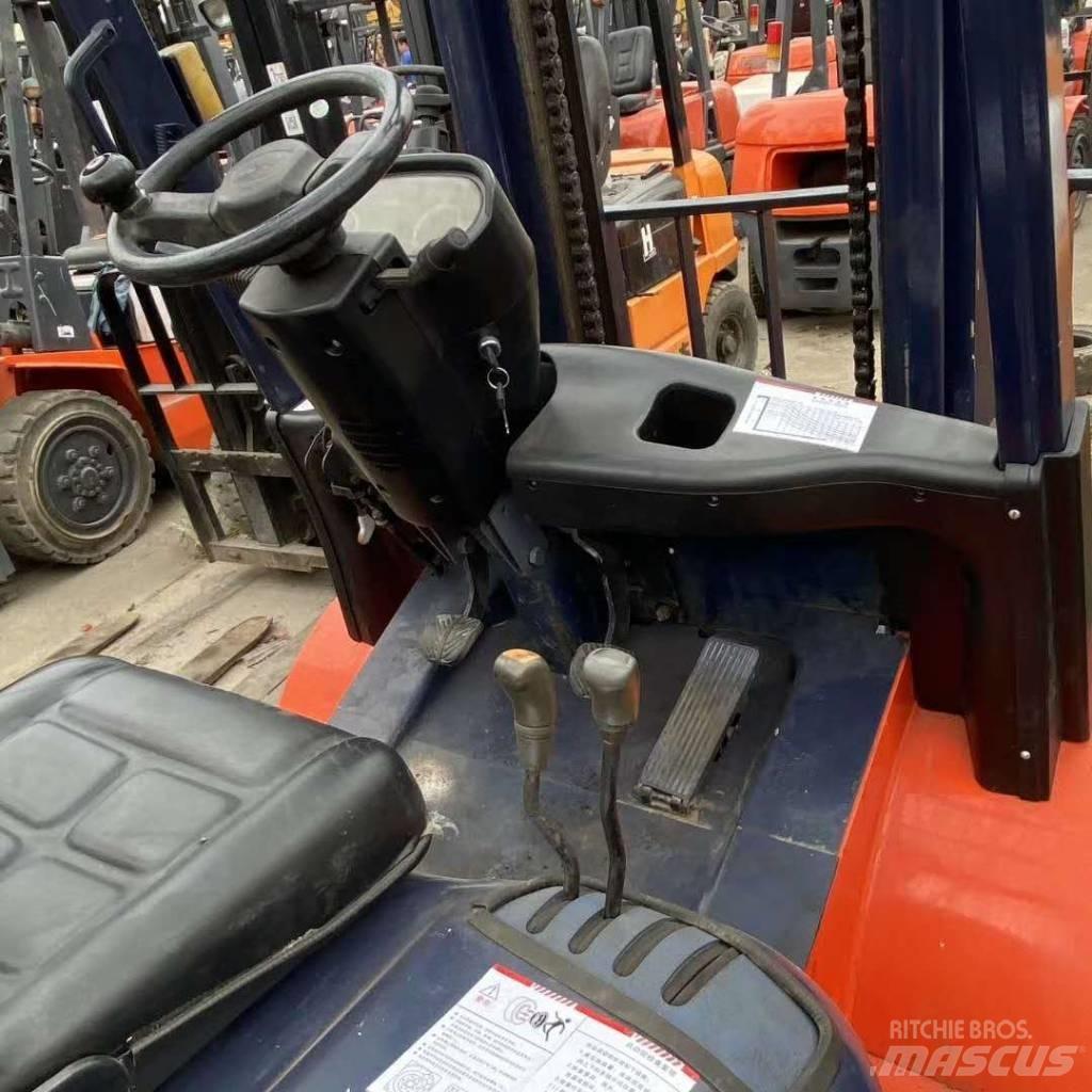 Heli H2000 30 Дизелови камиони