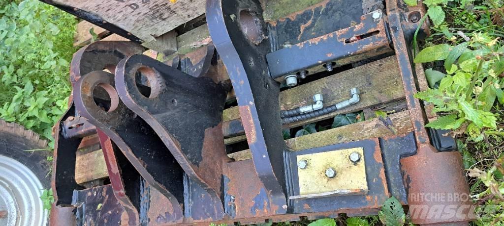JCB TM320 PIN CONE Други товарещи и копаещи и аксесоари