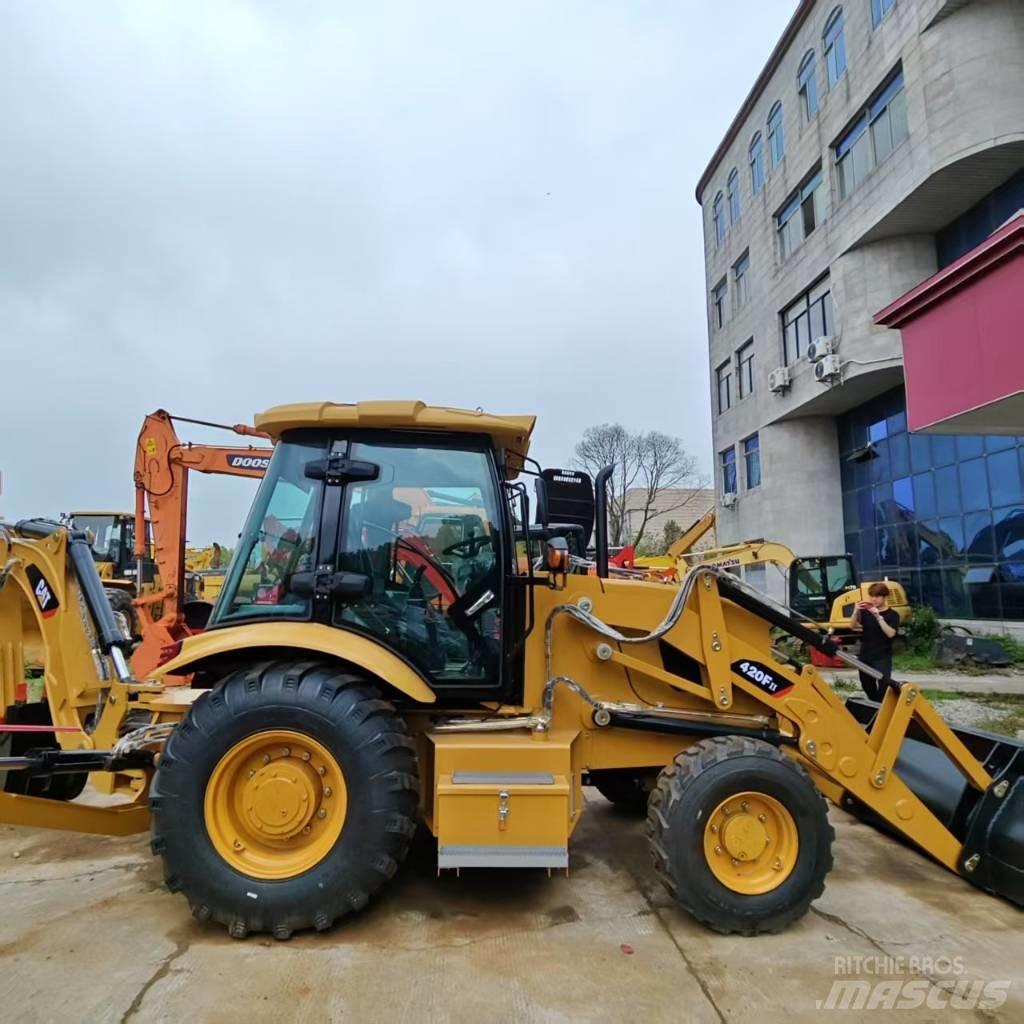 CAT 420 Товарач със заден ексватор