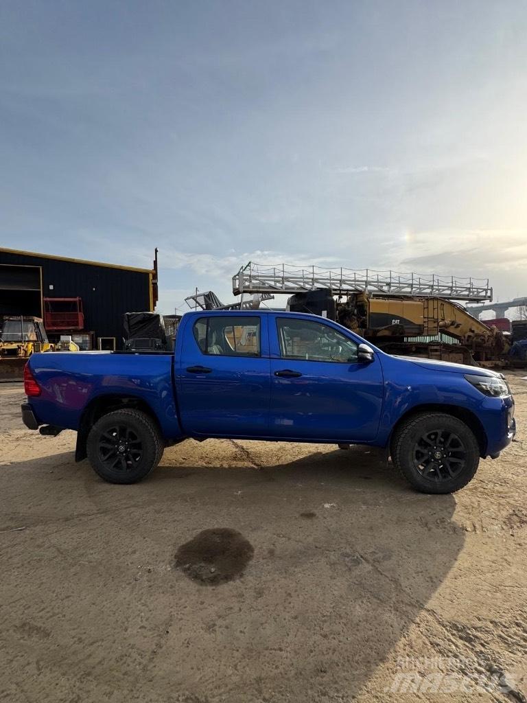 Toyota Hilux Active Пикапи