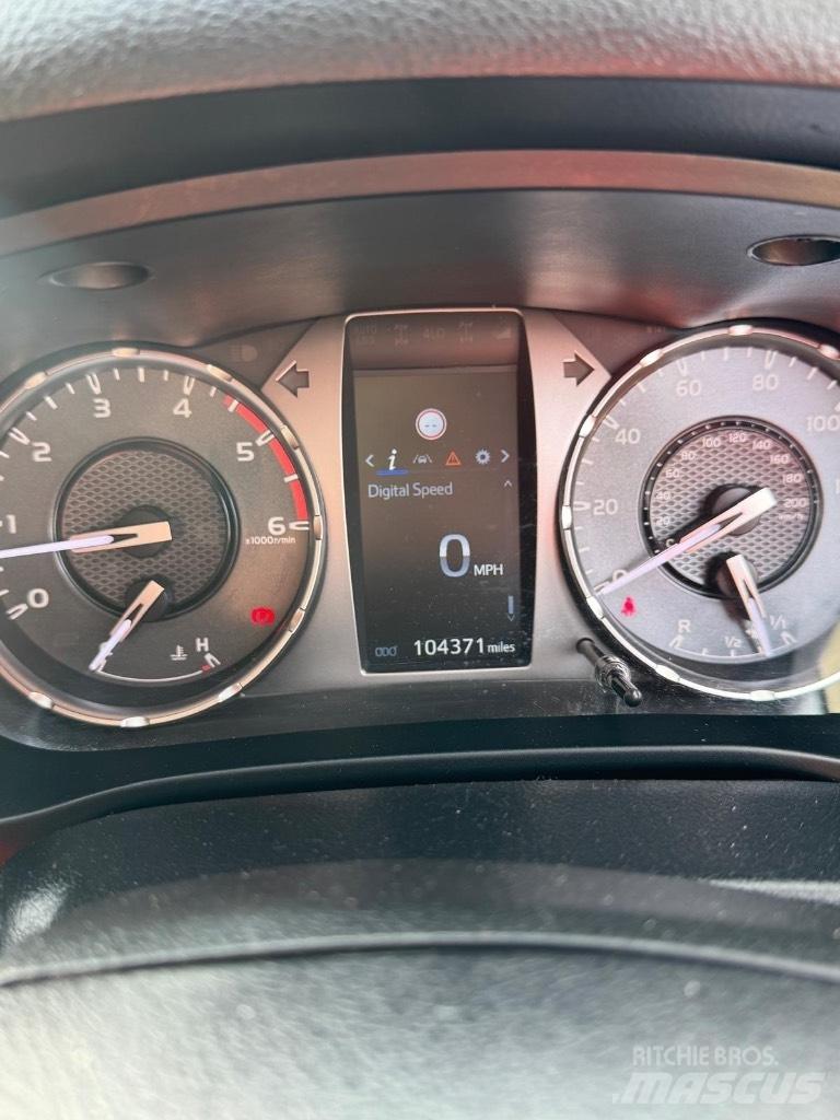 Toyota Hilux Active Пикапи