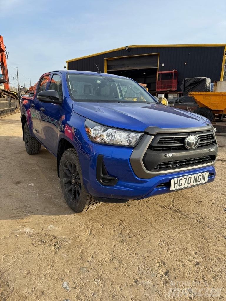 Toyota Hilux Active Пикапи