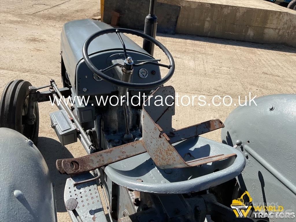 Ferguson TRACTOR Трактори