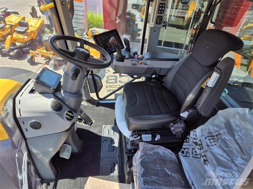 JCB FASTRAC 4220 Трактори