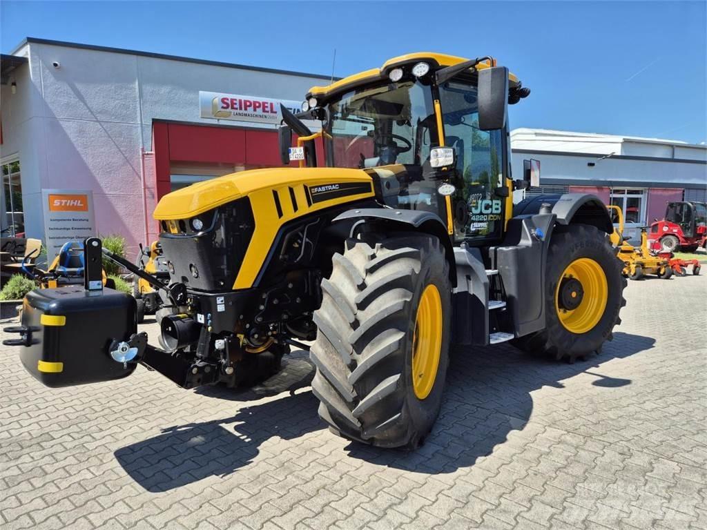 JCB FASTRAC 4220 Трактори