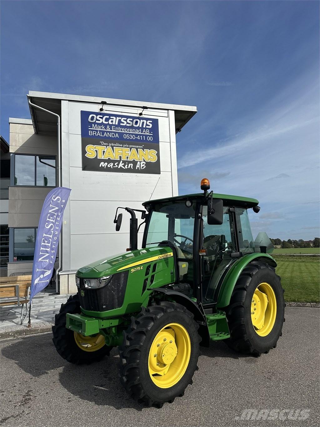 John Deere 5075 E Трактори
