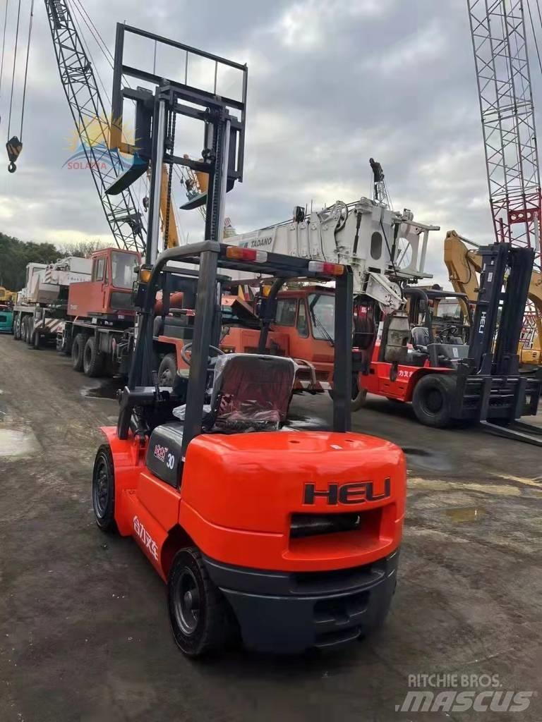 Heli CPCD 30 Дизелови камиони