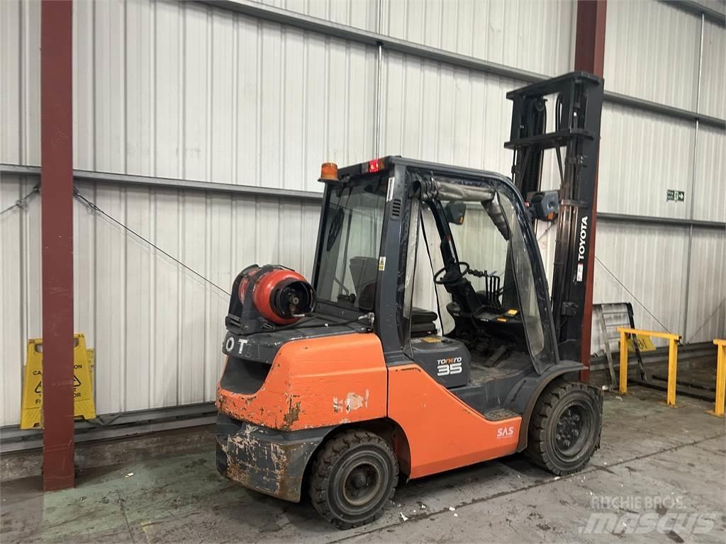 Toyota 02-8FGJF35 Камиони с АГУ