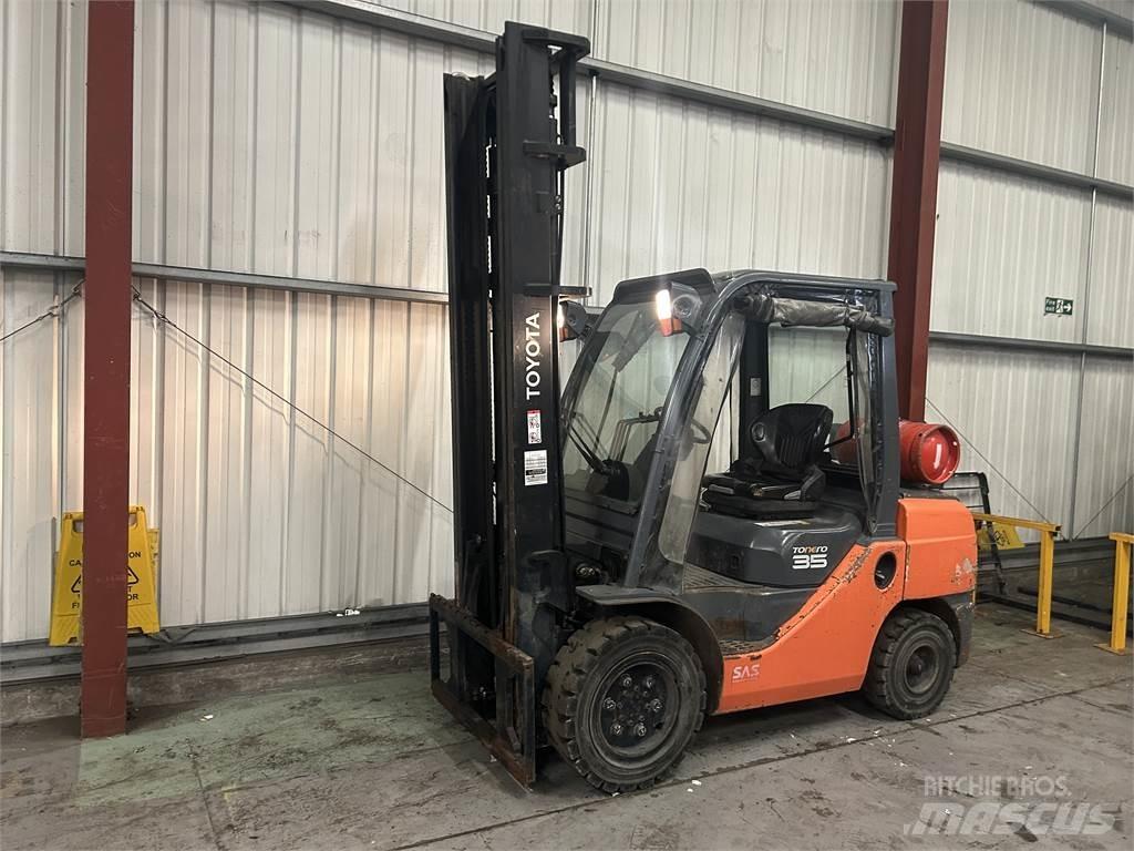 Toyota 02-8FGJF35 Камиони с АГУ