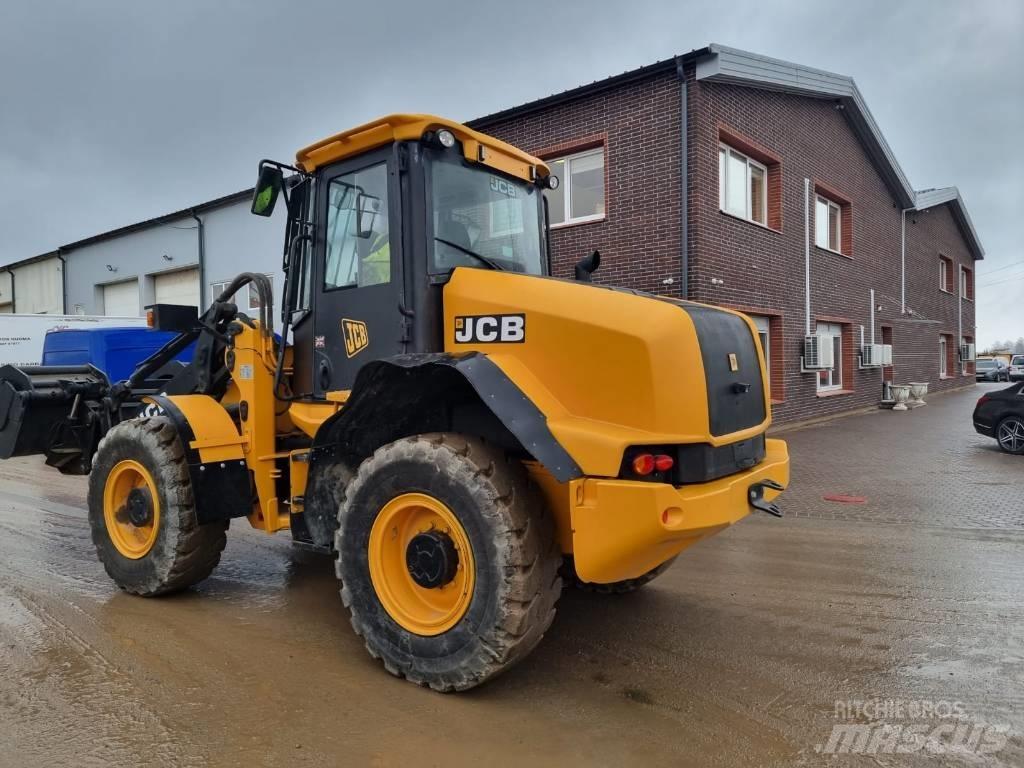 JCB 411 + 4 Колесни товарачи
