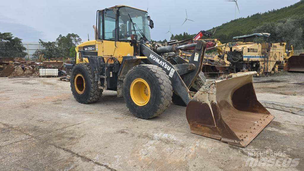 Komatsu WA 250 Колесни товарачи