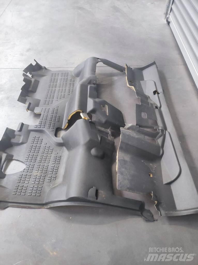 Nissan Floor Mat Кабини
