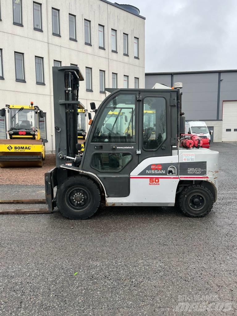 Nissan WG1F4A50Y Дизелови камиони
