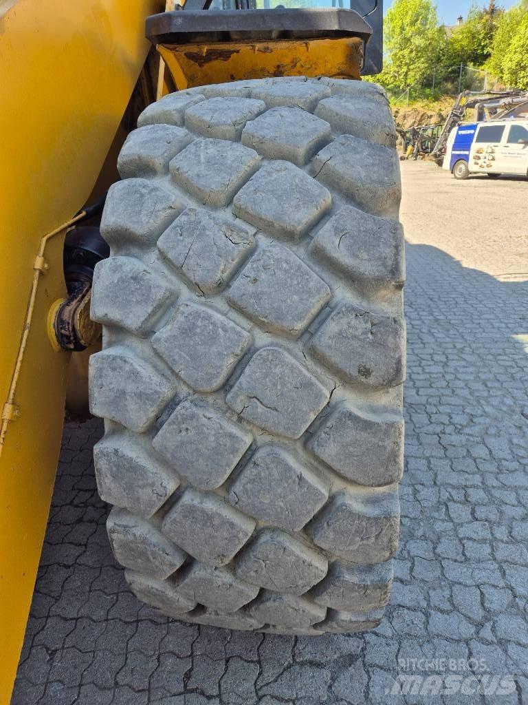 CAT 966M Колесни товарачи