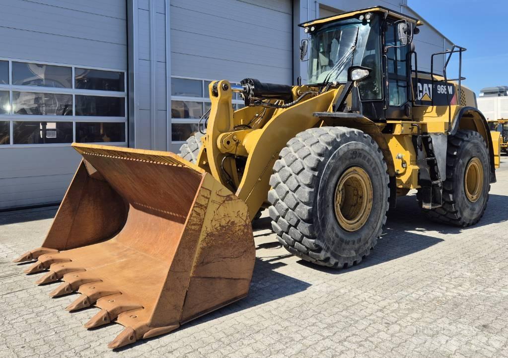 CAT 966M Колесни товарачи