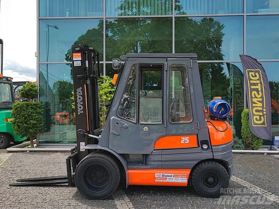 Toyota 6FG25 Камиони с АГУ