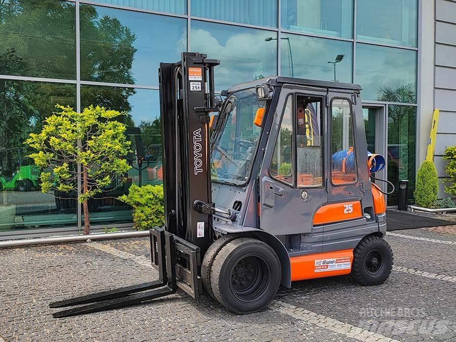 Toyota 6FG25 Камиони с АГУ