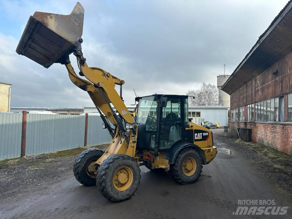 CAT 906 Колесни товарачи