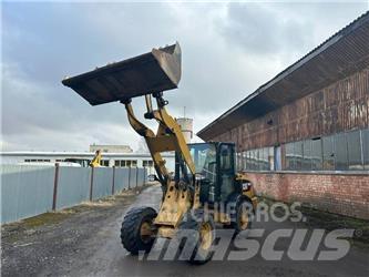 CAT 906 Колесни товарачи