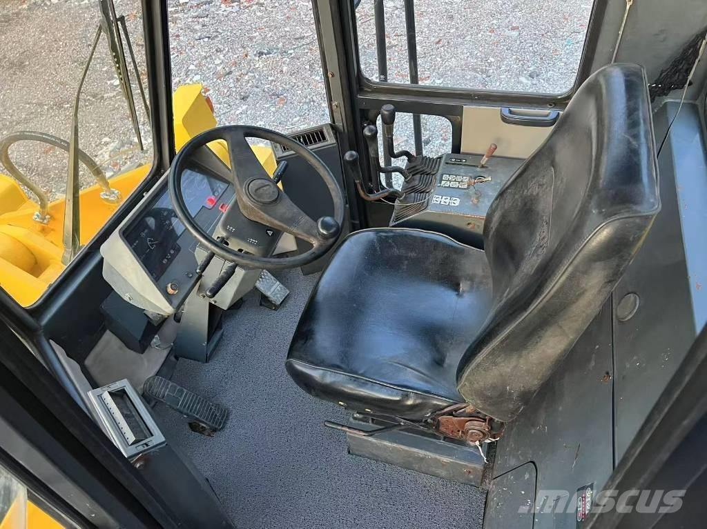 Komatsu WA 320-3 Колесни товарачи
