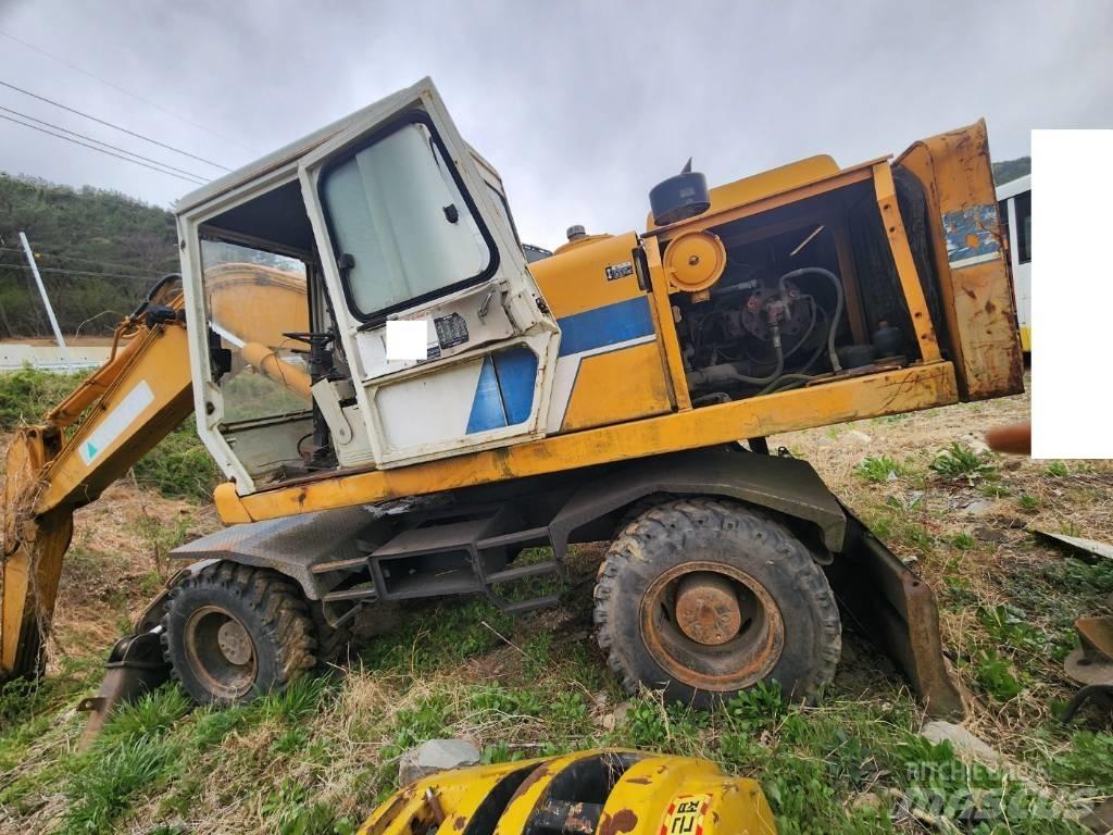 Hyundai ROBEX 2000W Колесни екскаватори