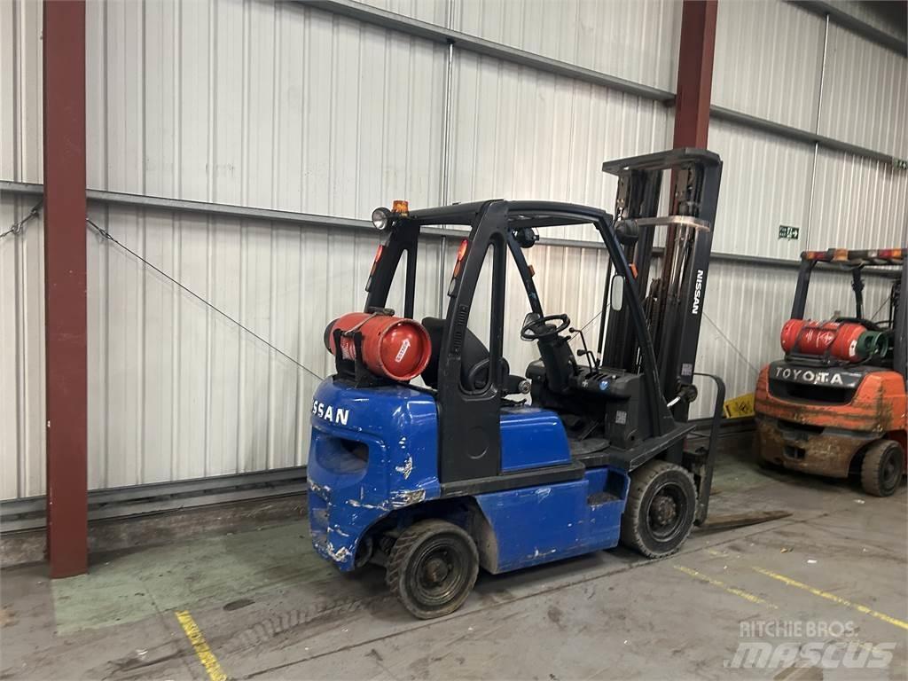 Nissan UD02A20PQ Камиони с АГУ