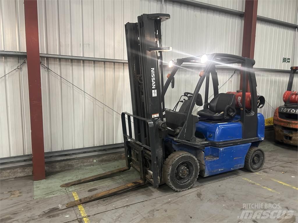 Nissan UD02A20PQ Камиони с АГУ
