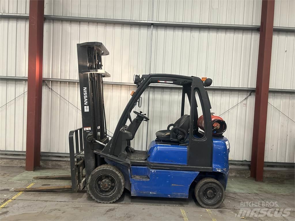 Nissan UD02A20PQ Камиони с АГУ