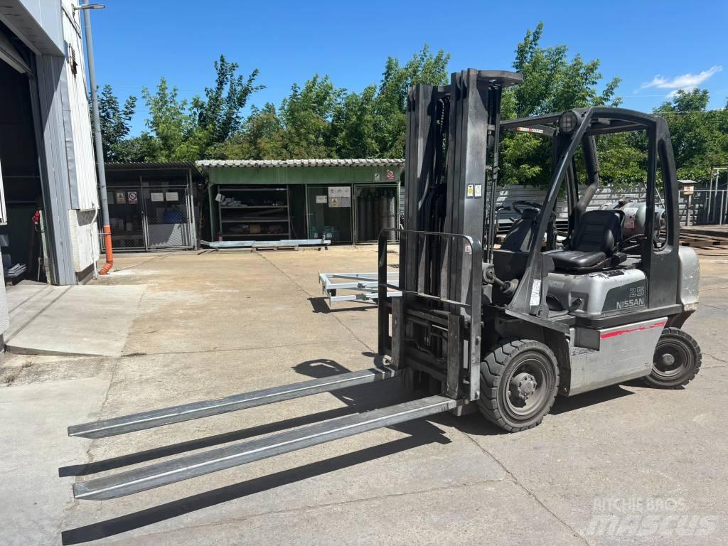 Nissan UD02A25PQ Камиони с АГУ