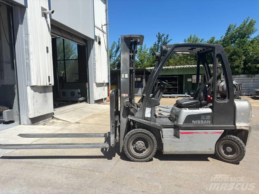 Nissan UD02A25PQ Камиони с АГУ