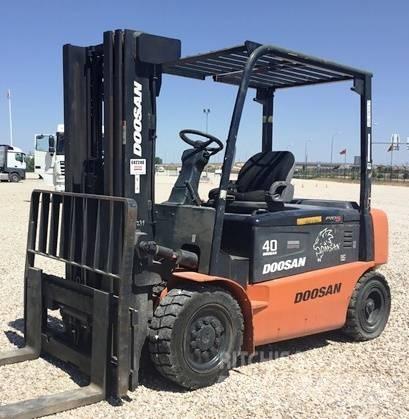 Doosan B40 X-5 Електрически вилични кари-повдигачи