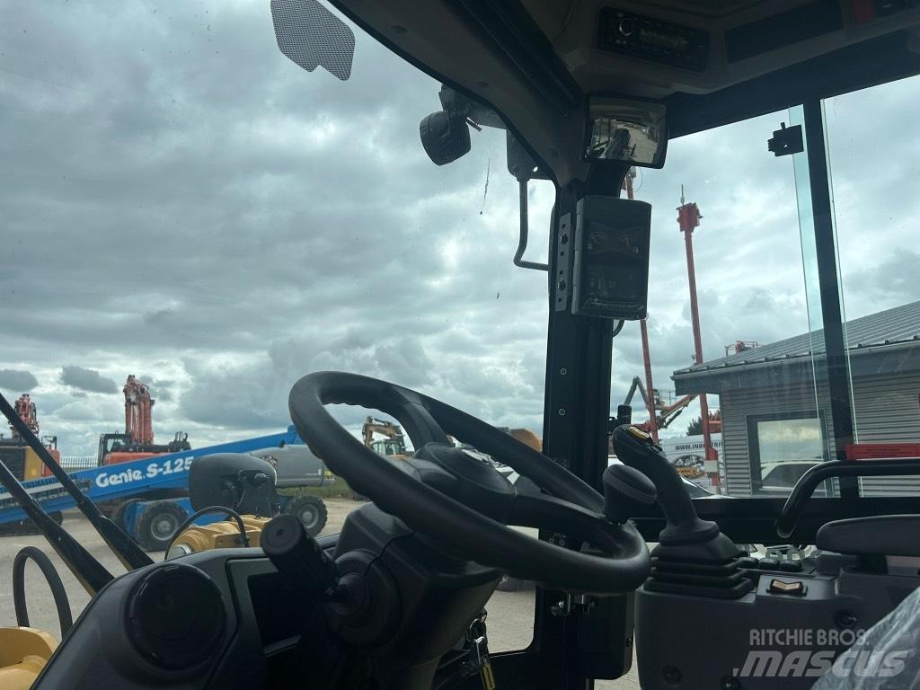 CAT 906 Колесни товарачи