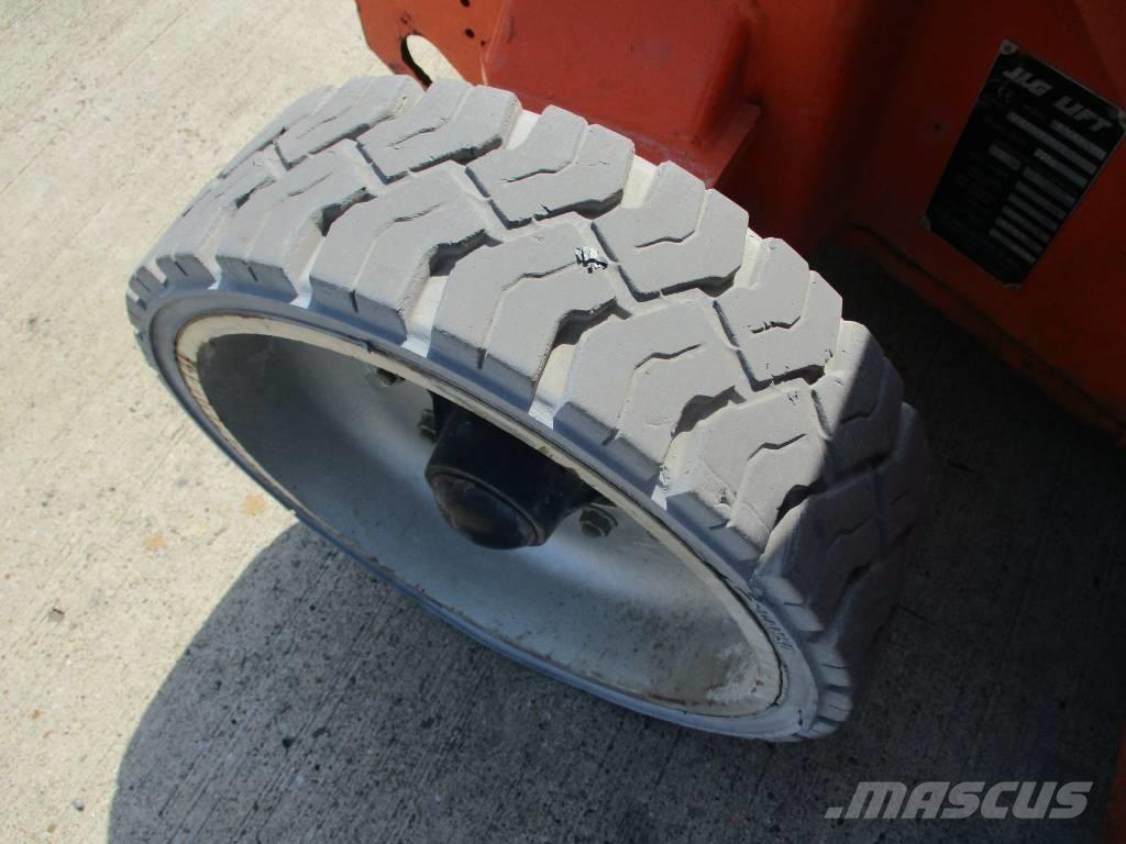 JLG E400 AJPN (687) Компактни самоходни стрелови подемници
