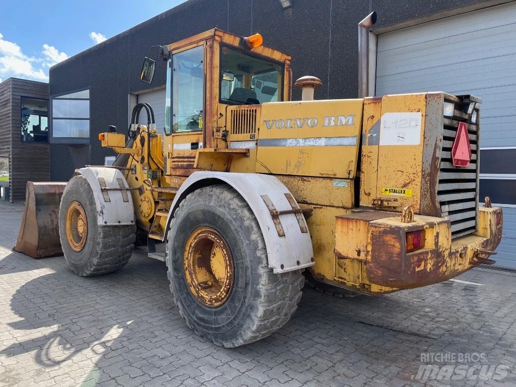 Volvo L120B Колесни товарачи
