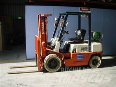 Nissan RJ02A25U Вилични кари-повдигачи - други