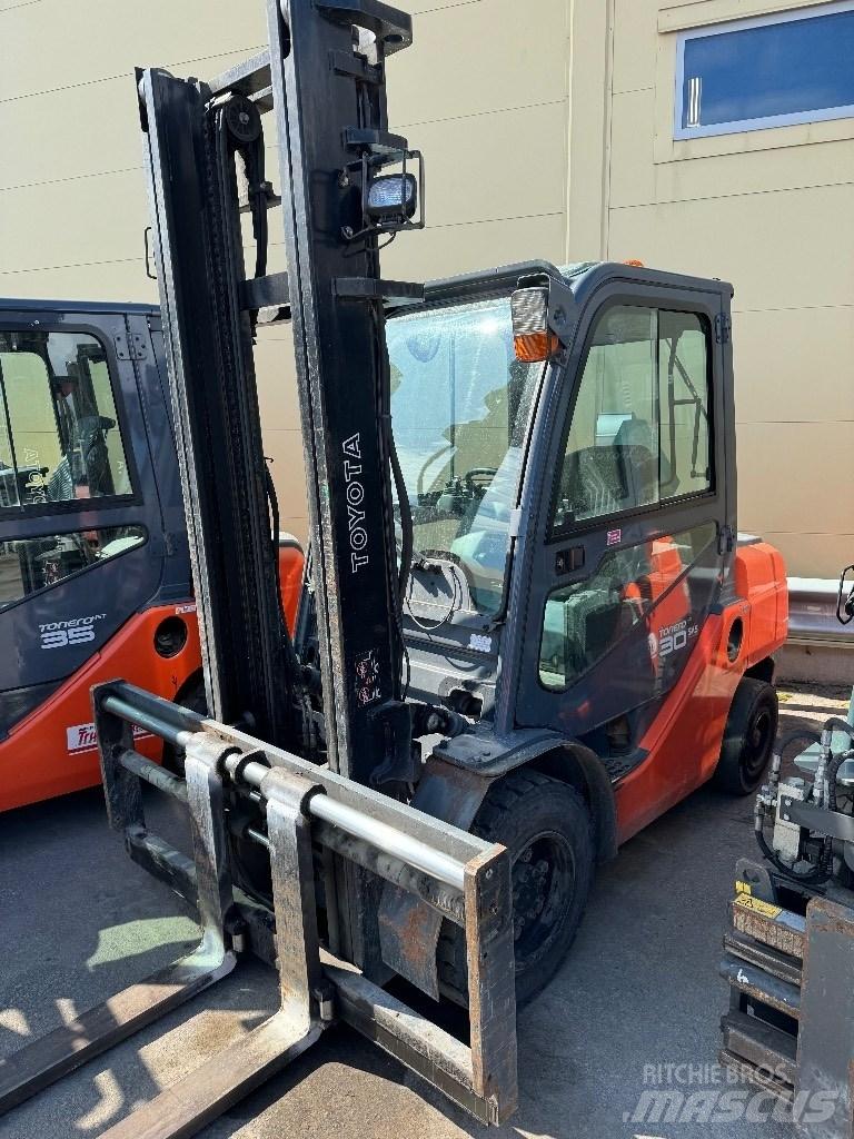 Toyota 02-8FDF30 Дизелови камиони