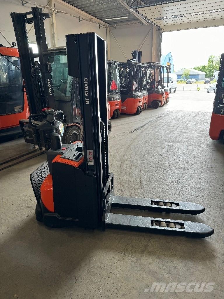 Toyota SWE120L Колички високоповдигачи с теглич