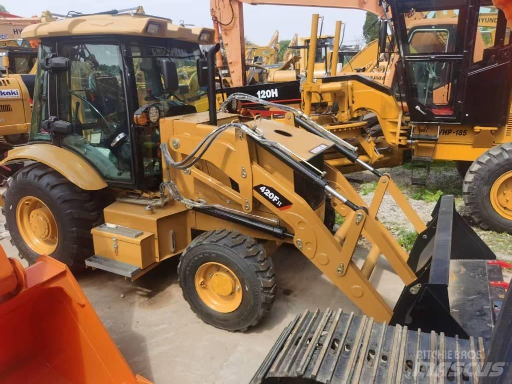 CAT 420 f2 Товарач със заден ексватор