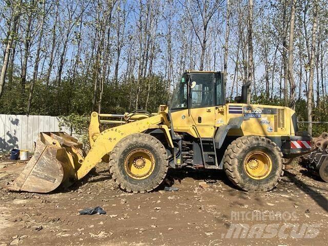 Komatsu WA320-5 Товарач със заден ексватор