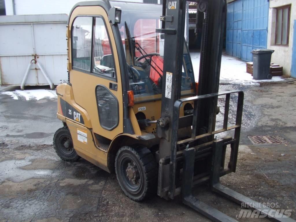 CAT lift truck DP25N Дизелови камиони