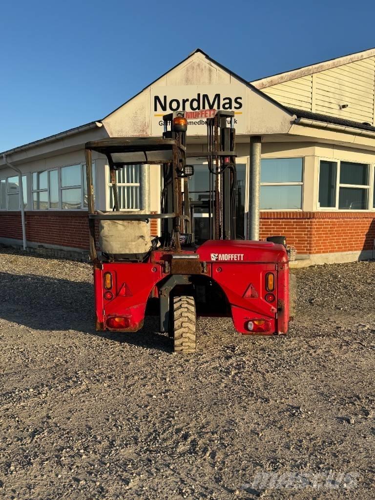 Moffett M4 25.3 Дизелови камиони
