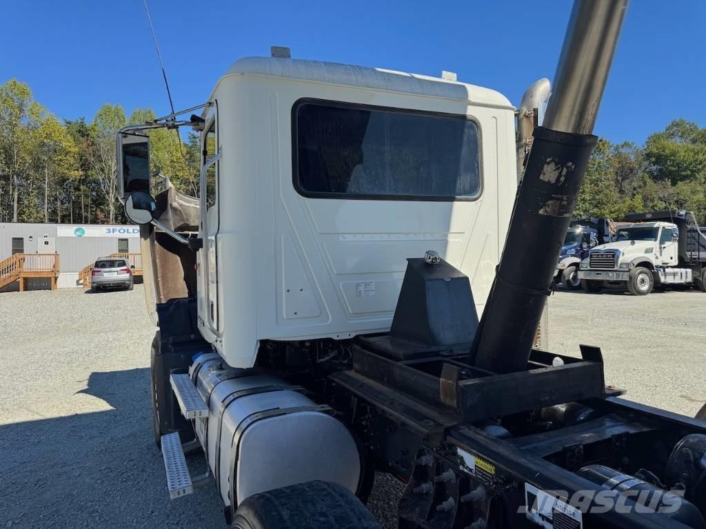 Mack GU713 Самосвал