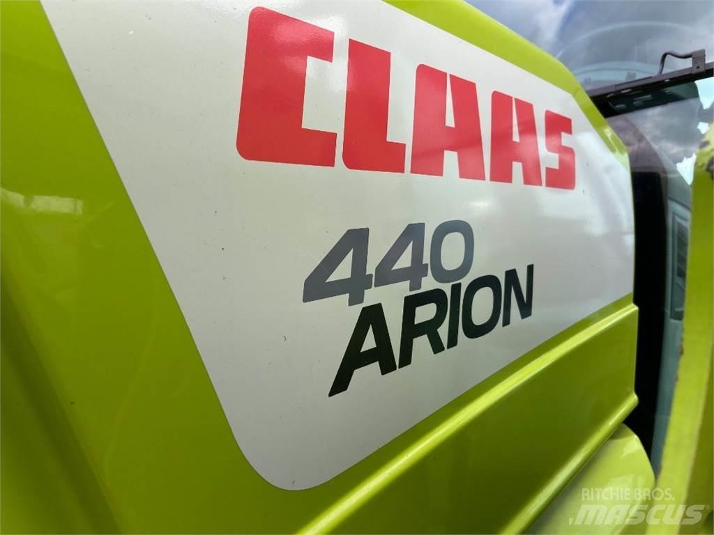CLAAS Arion 440 Трактори