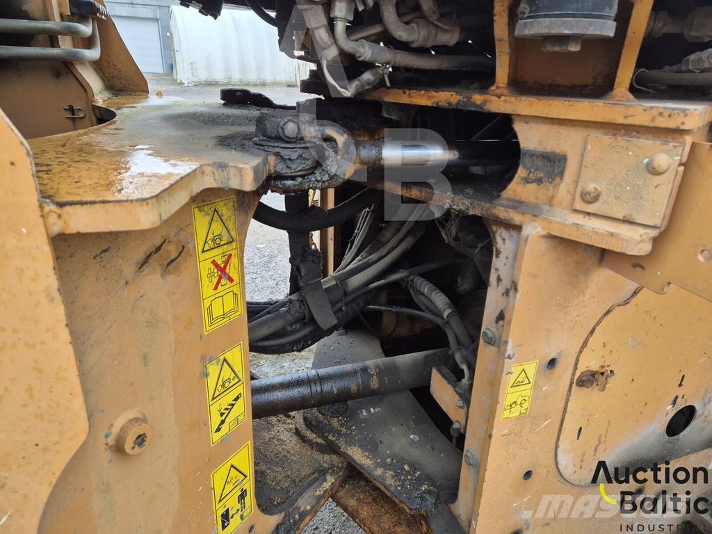 CASE 621 D Колесни товарачи