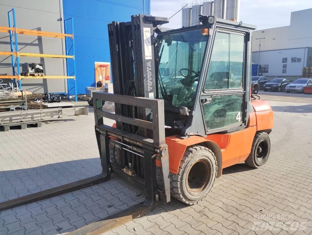 Toyota 02-8 FGJF 35 Камиони с АГУ