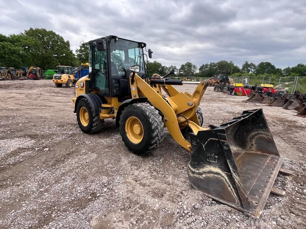 CAT 908M Колесни товарачи