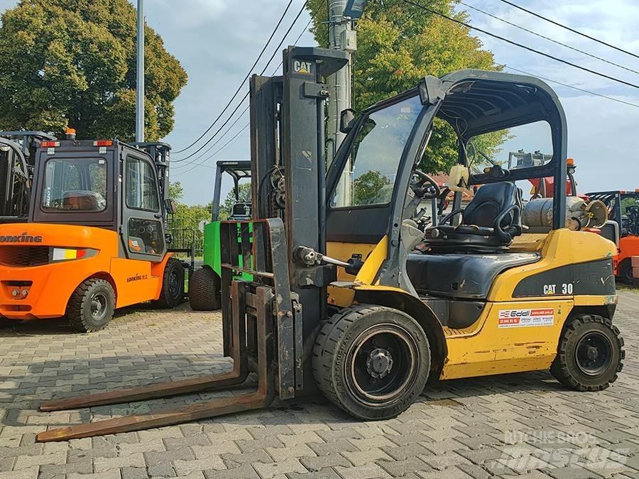 CAT GP30N Камиони с АГУ