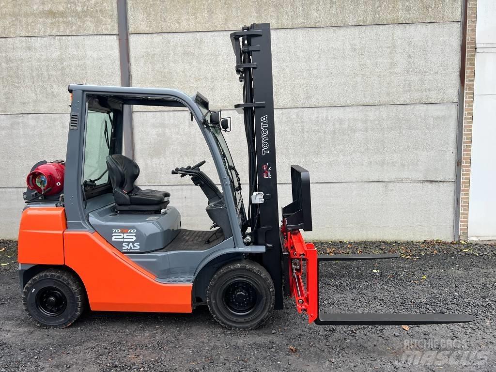 Toyota 02-8 FGF 25 Камиони с АГУ